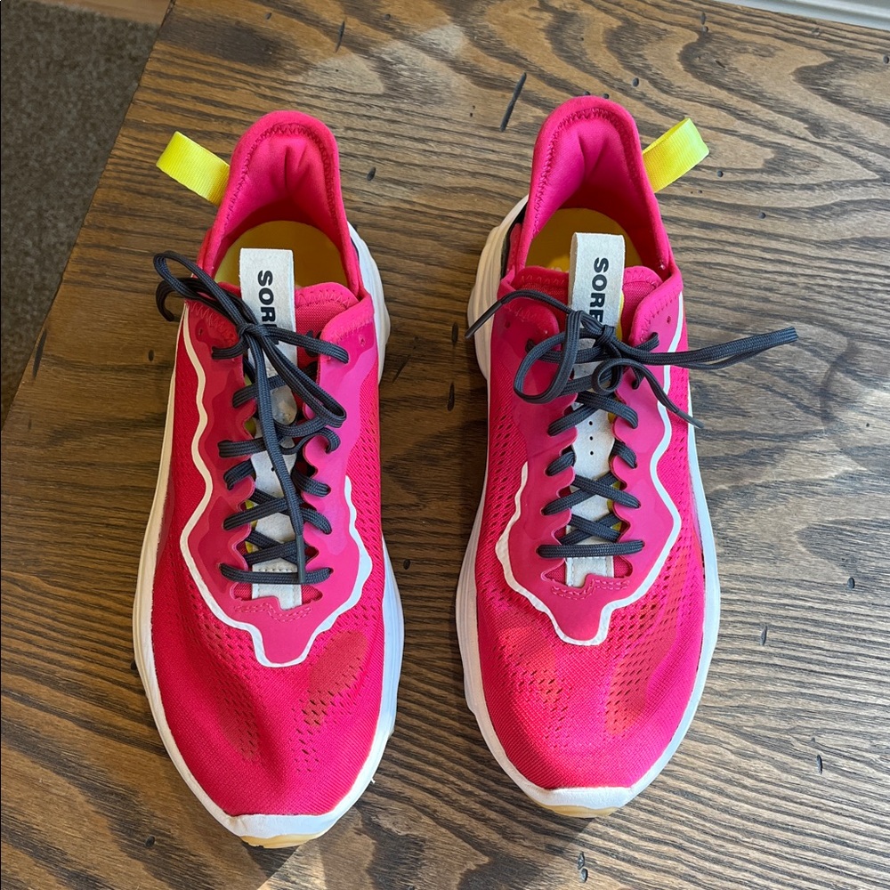 Like NEW! Sorel Kinetic Breakthru day lace  Pink sneakers with Black yellow  8.5